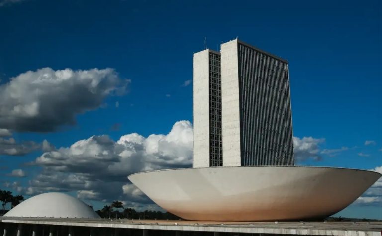 Câmara aprova aumento de pena para pedófilos e regras para influenciadores mirins