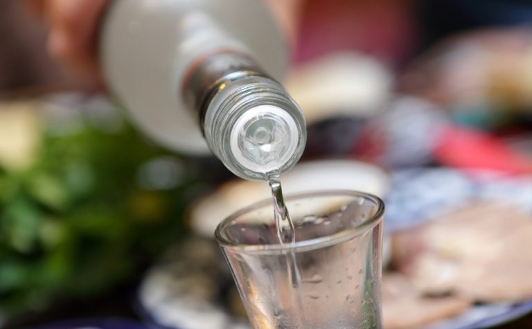 Paciente é tratado com vodca em UPA após intoxicação por metanol em SP
