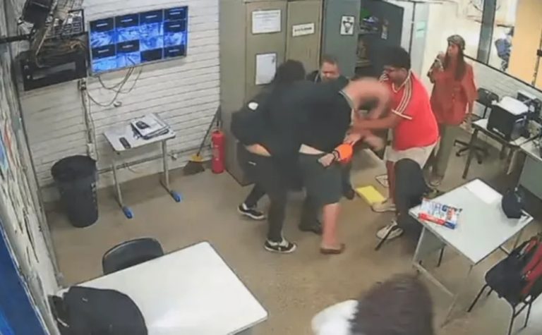 Pai de aluna agride professor com socos após bronca por uso de celular
