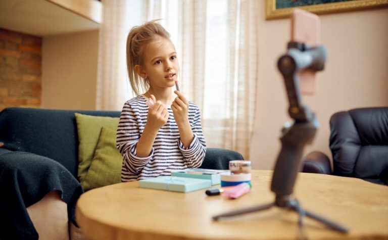 Pais podem responder por trabalho infantil na internet, diz MPT; entenda