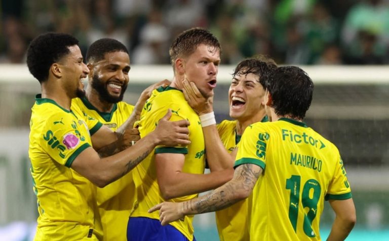 Palmeiras goleia Bragantino e segue na liderança do Campeonato Brasileiro