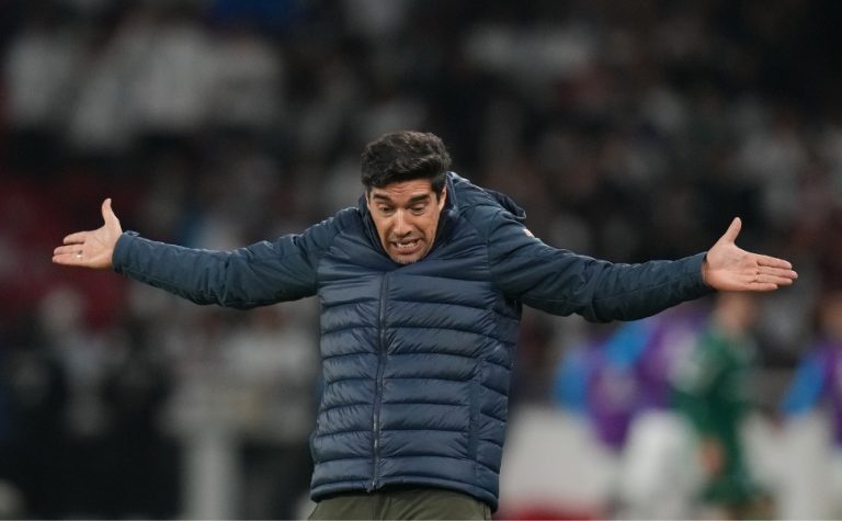 Palmeiras leva três no primeiro tempo, perde da LDU e se complica na Libertadores