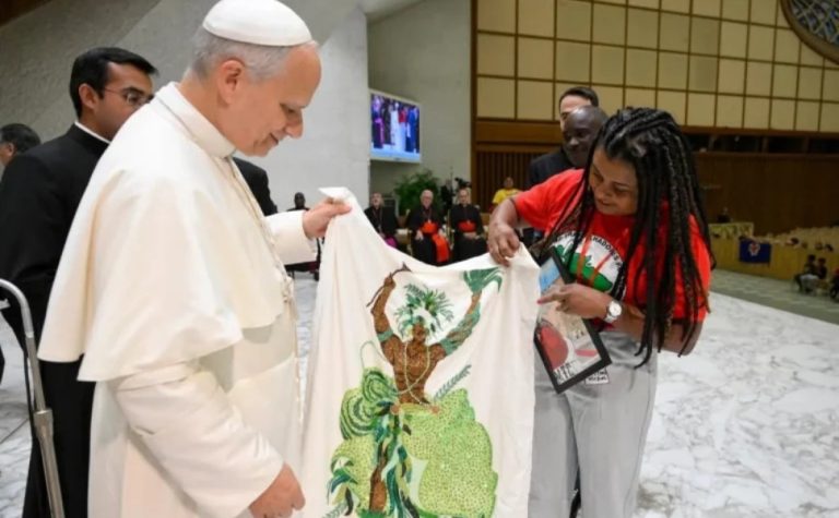 Papa Leão XIV recebe MST no Vaticano e diz que ‘terra, teto e trabalho são direitos