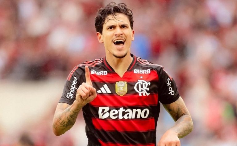 Pedro é encaminhado a hospital após problema no antebraço em Flamengo x Racing