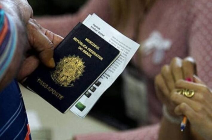 Polícia Federal pode interromper emissão de passaporte por falta de verba; entenda motivo