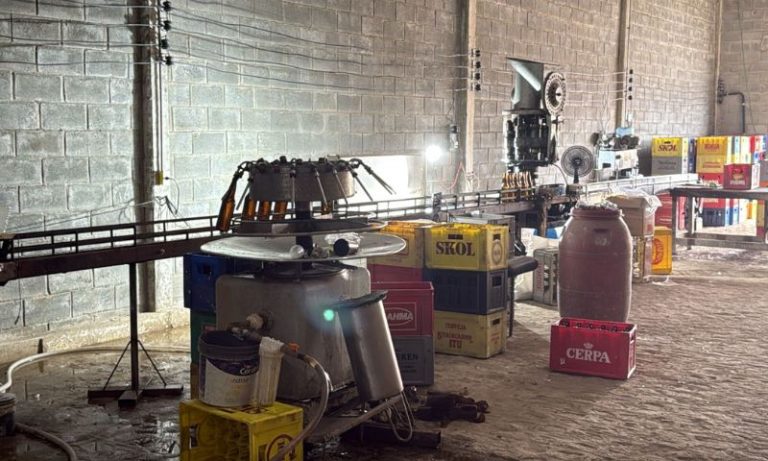 Polícia fecha fábrica de bebidas e apreende mais de 30 mil garrafas em Vitória-PE