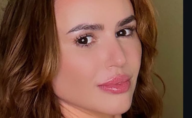 Polícia investiga mortes de modelo e filha em apartamento no Rio