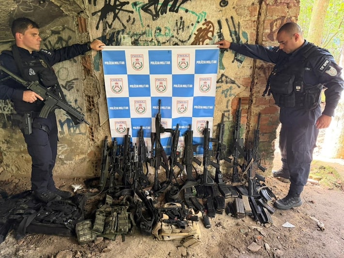 Polícia prende 14 milicianos e apreende 12 fuzis e granadas em operação no Rio de Janeiro