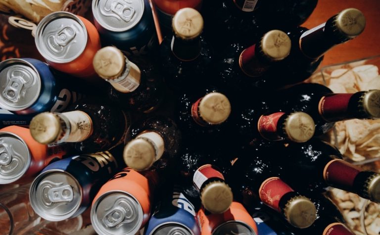 Polícia prende 2 suspeitos de envolvimento com produção ilegal de bebidas em SP