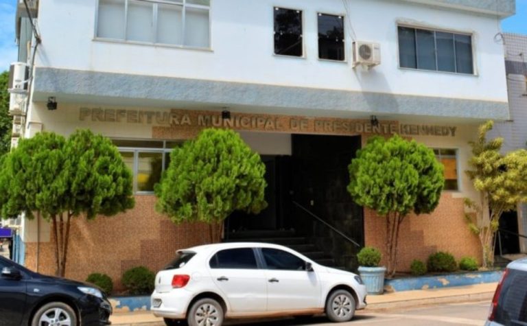 Prefeitura anuncia abono de R$ 4 mil e tíquete dobrado para servidores no ES