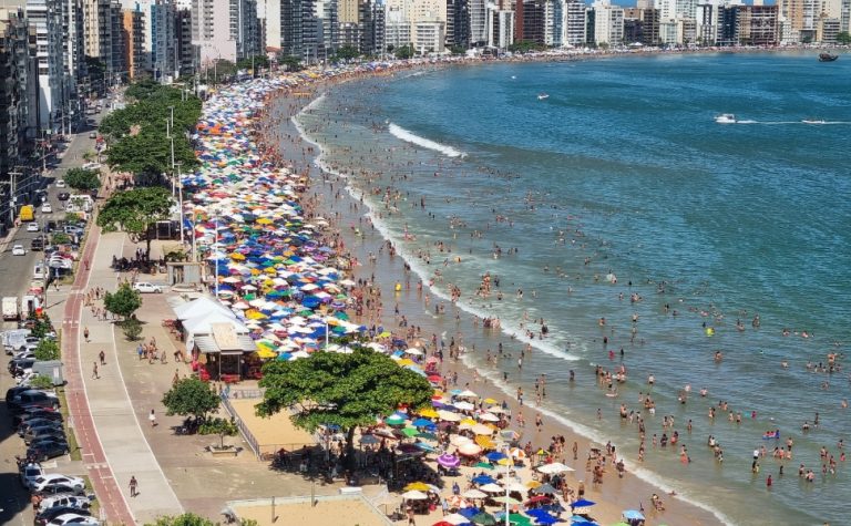 “Prévia do verão” lota praias de Guarapari