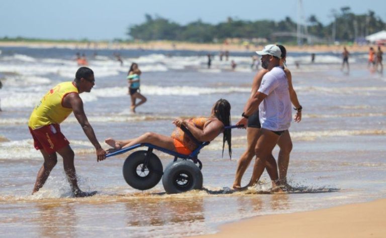 Projeto que oferece banho de mar para pessoas com deficiência está de volta
