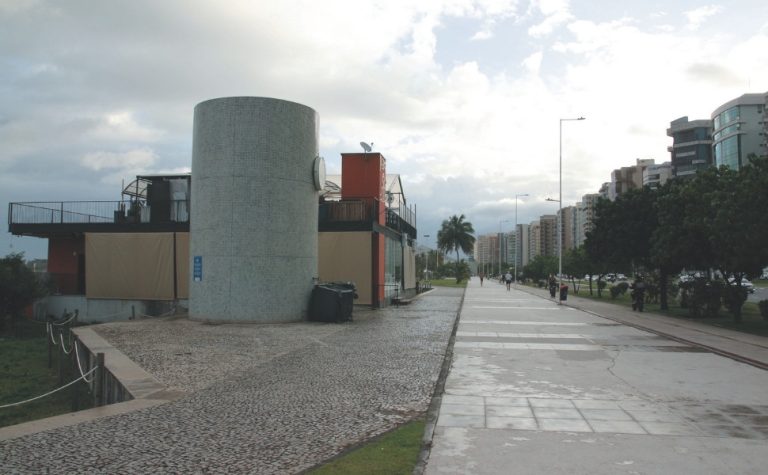 Quiosque é notificado por excesso de barulho na Praia de Camburi