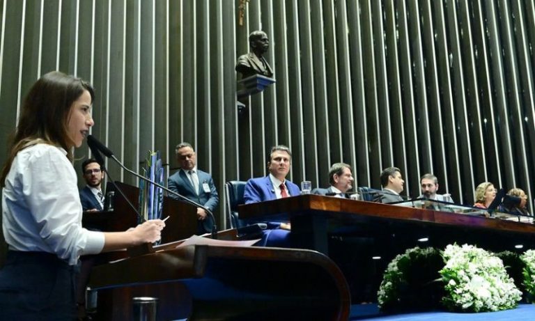 Raquel Lyra recebe homenagem do Senado por avanços de Pernambuco na alfabetização