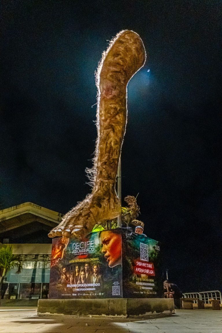 Recife ganha “Perna Cabeluda” gigante em campanha de lançamento de filme de terror
