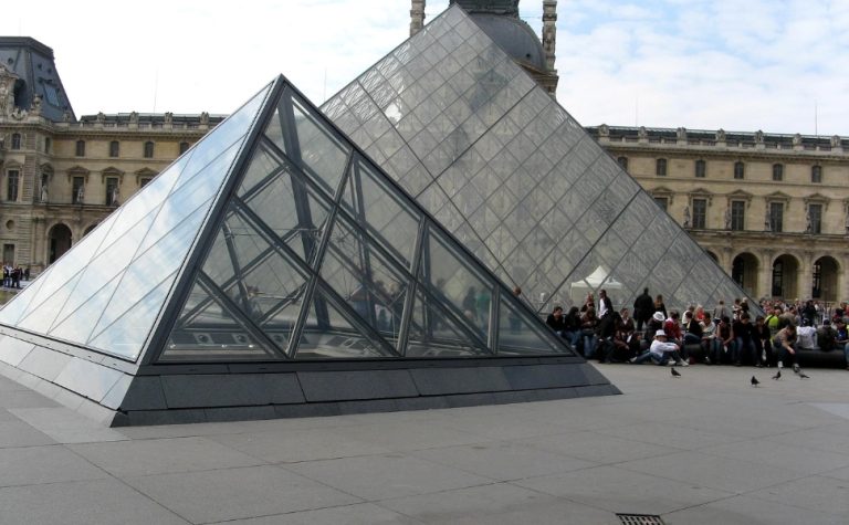 Roubo cinematográfico: o que se sabe sobre ataque que levou joias do Louvre
