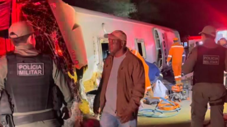SDS-PE diz que 16 pessoas morreram em acidente com ônibus no agreste. Veja a nota: