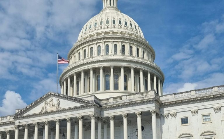 Senado dos EUA aprova medida que considera ilegal tarifas de Trump contra o Brasil