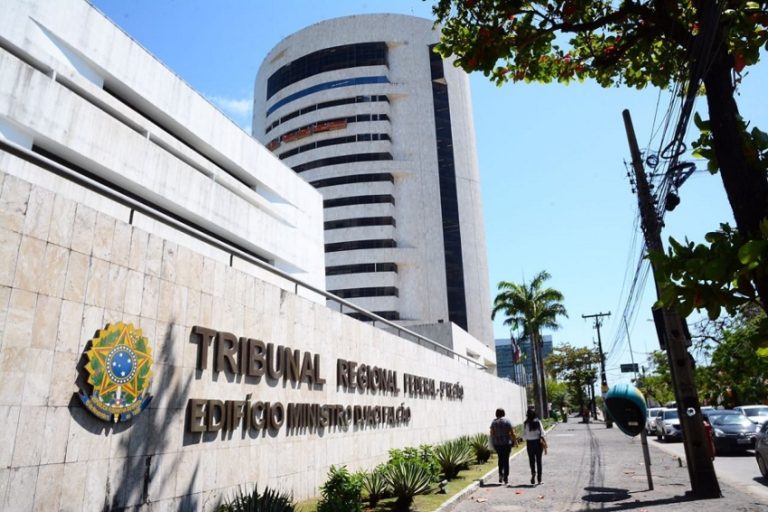 Servidora pública trans consegue na Justiça direito de se aposentar como mulher