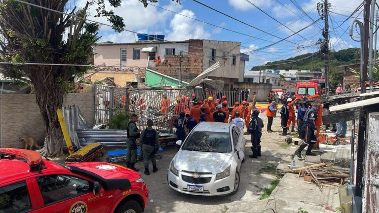Sobe para 2 o número de mortos em desabamento de casas em Olinda