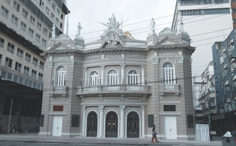 Teatro Carlos Gomes reabre no dia 22 com show na Costa Pereira