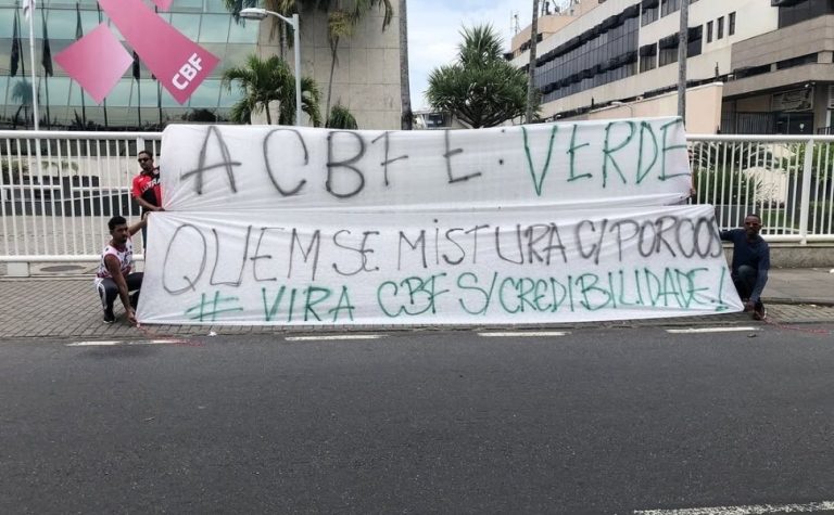 Torcida do Flamengo protesta antes de clássico contra Palmeiras: ‘CBF é verde’