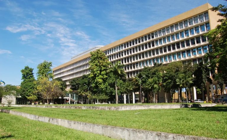 UFRJ, maior universidade federal do país, aprova cotas para trans
