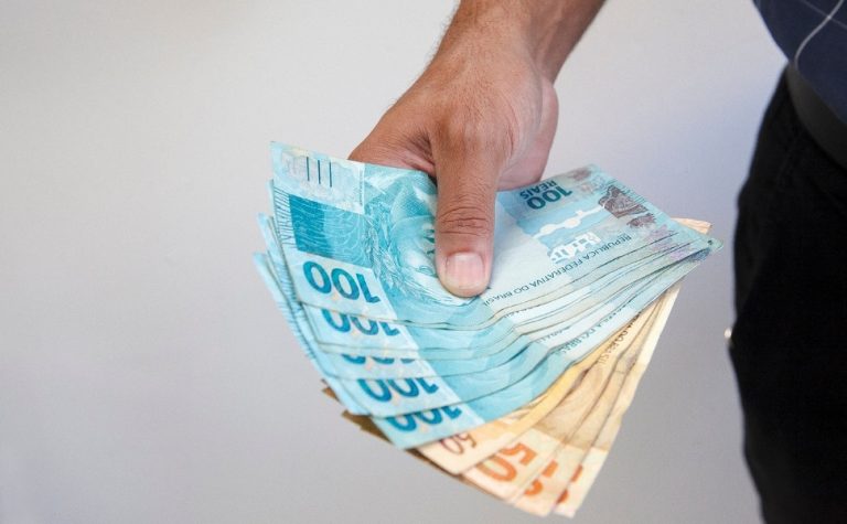Um terço dos trabalhadores recebe até 1 salário mínimo no Brasil, indica Censo