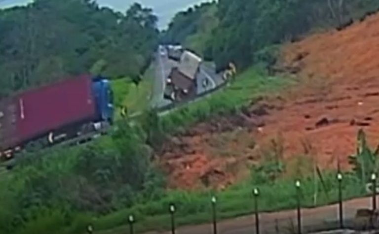 VÍDEO | Caminhão carregado de rochas tomba ao fazer curva na BR-101 no ES
