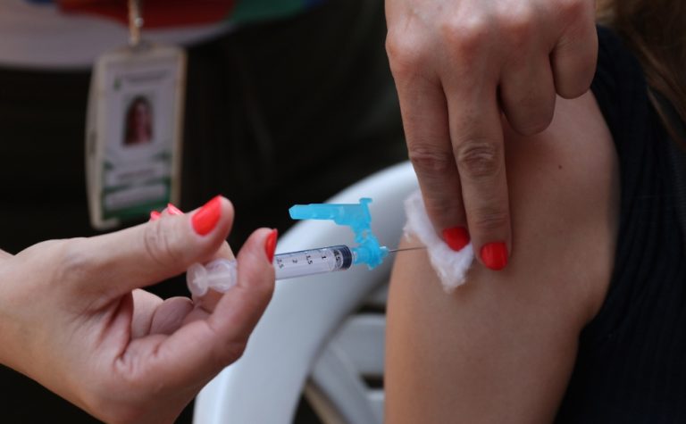 Vacina contra HPV reduz em 58% casos de câncer de colo de útero