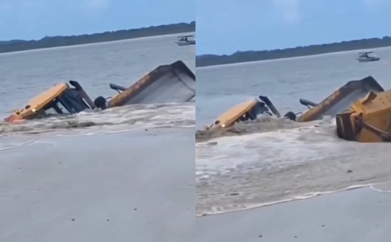 Vídeo: areia ‘engole’ máquina durante obras de alargamento de praia em SC