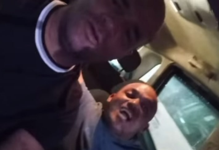 Vídeo mostra policiais dando risada antes de começarem a atirar um contra o outro