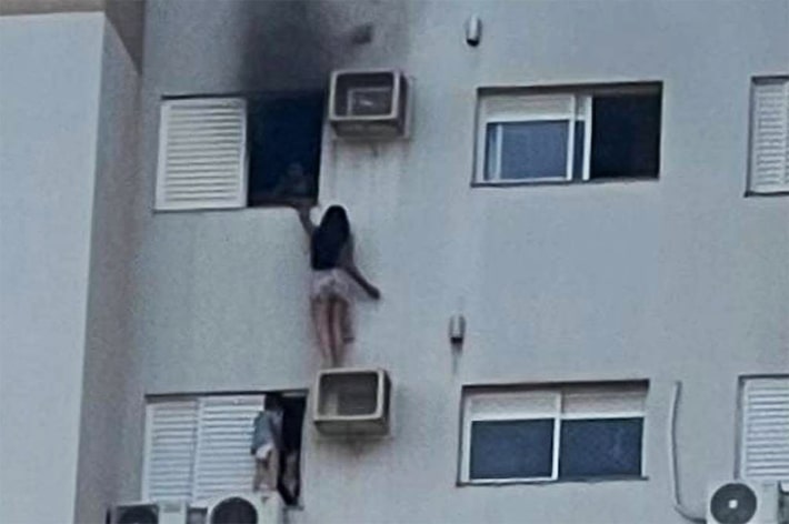 Vídeo: mulher se pendura em ar-condicionado no 12º andar para salvar mãe e criança de incêndio