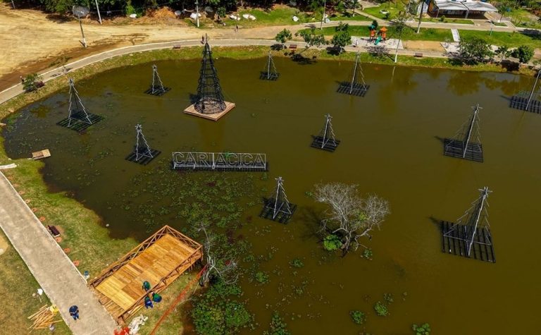 Vila de Natal em Cariacica terá deck sobre lago para fotos de árvores flutuantes