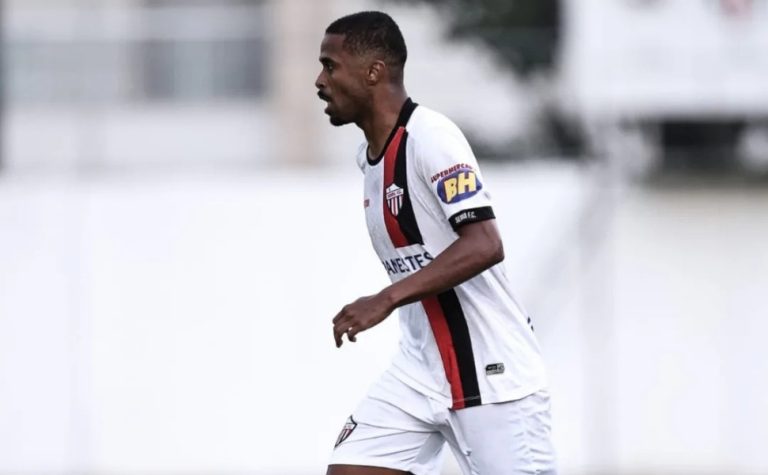 Vitória acerta com o atacante Vinícius para a próxima temporada