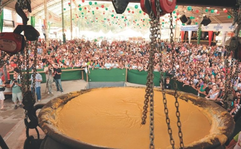 Dia de tombo da polenta e show sertanejo em Venda Nova do Imigrante