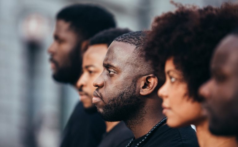 8 em cada 10 pessoas veem diferenças no tratamento a brancos e negros, diz pesquisa