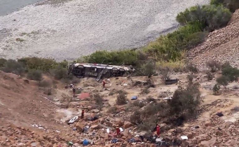 Acidente com ônibus deixa pelo menos 37 mortos no Peru