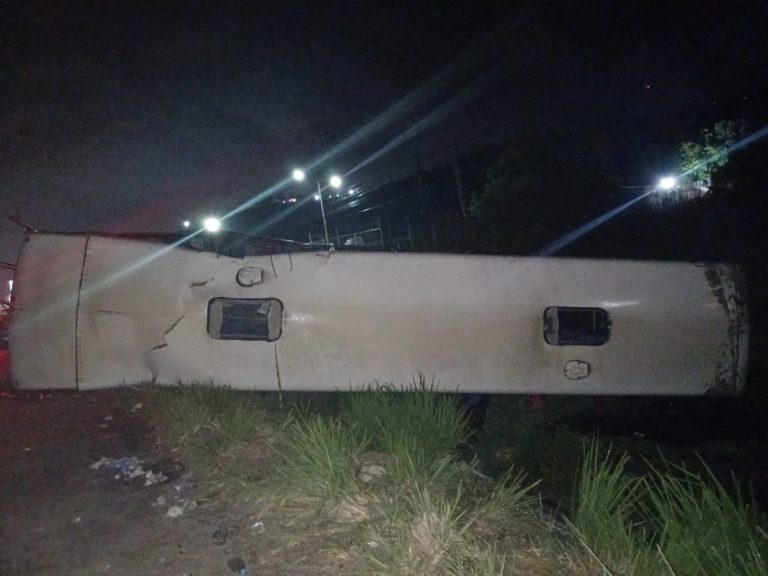 Acidente entre carreta e ônibus deixa feridos na BR-232, em Moreno
