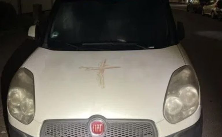 Alemanha investiga suásticas pintadas com sangue humano em mais de 40 carros