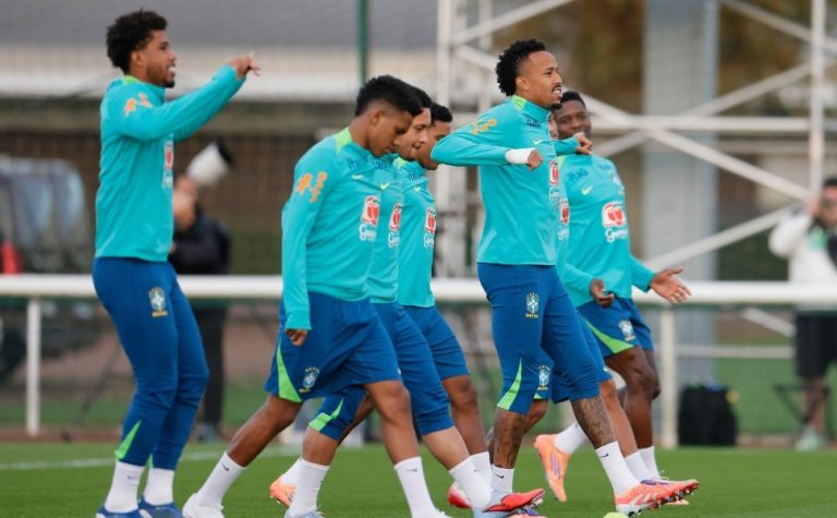 Ancelotti mantém base com 4-2-4 e testa Militão na lateral da seleção