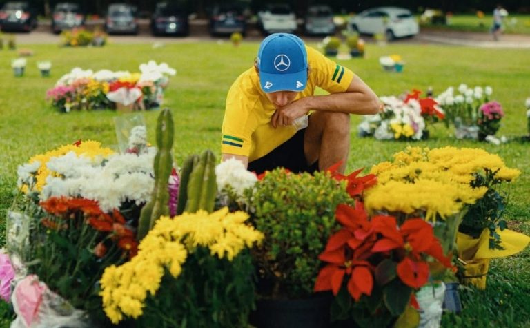 Antonelli faz visita a túmulo de Ayrton Senna às vésperas do GP de São Paulo de F-1