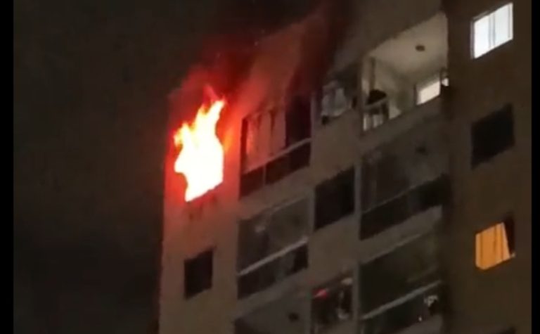 Apartamento pega fogo e chamas matam cachorro em Vila Velha; veja vídeos
