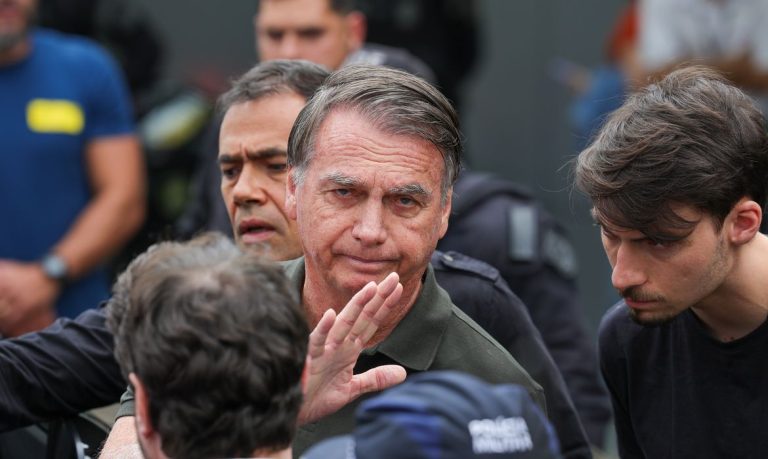 Após relatar surto em audiência de custódia, Bolsonaro continua preso em Brasília