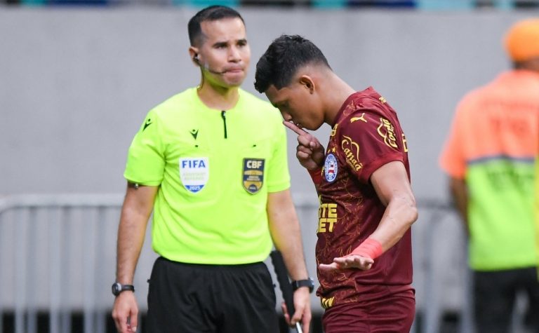 Bahia bate Vasco em jogo polêmico e complica rival no Brasileirão