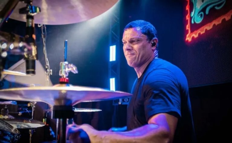 Baterista do CPM 22 é hospitalizado e banda cancela show em festival
