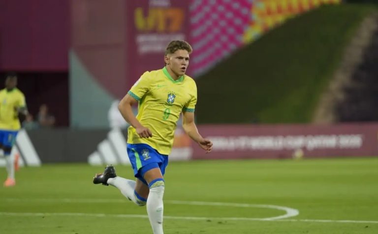 Brasil marca no último minuto e garante vaga na semi do Mundial Sub-17