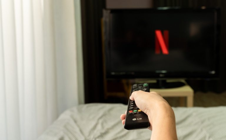 Câmara aprova texto-base de projeto que regulamenta streaming; entenda proposta