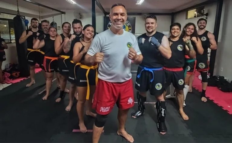 Campeonato de kickboxing em ritmo de celebração em Vila Velha