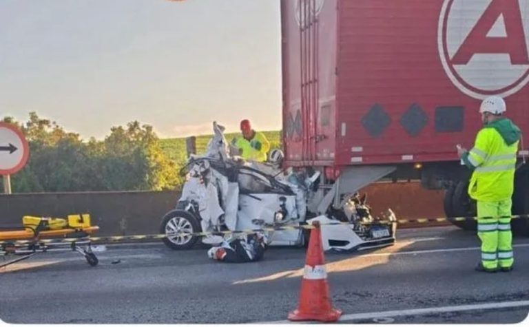 Carro fica esmagado entre carretas em acidente com ao menos 3 mortos no PR